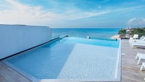 Beachfront Condo Roof Pool 5th Ave 2 Blocks Gym
