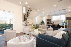 4-Level Modern Luxury w Cozy Rooftop near Downtown