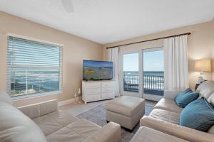 Marvel at the spectacular views from this bright corner condo!