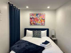 Serenity Charm - Walk in Town, Shaw, Hottub
