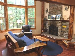 Snowline Cabin 25 A country-style pet friendly cabin with hot tub and wifi