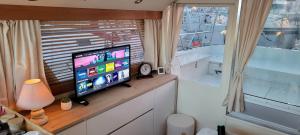 Bateaux BATEAU STANDING A QUAI tout confort : photos des chambres