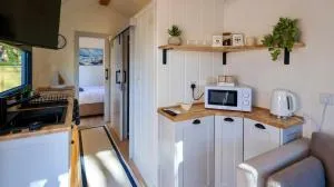 The Gatwick Cabin With Airport Parking Available - 查尔伍德