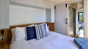 The Gatwick Cabin With Airport Parking Available