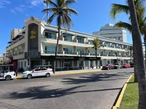 Hotel La Siesta Malecón - 马萨特兰