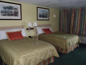 Double Room with Two Double Beds - Smoking room in America's Best Inn & Suites-Lakeland