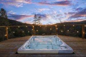 New Yosemite Dream Nest with HUGE viewsspafirepitpet friendly