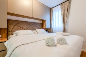 Modern Cityscape 2-Bedroom Terrace apartment