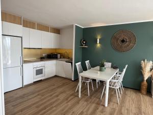 Marina View Empuriabrava - Appartement sud-ouest au canal avec terrasse