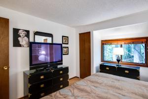 Snowater Condo Story Condo with Wifi- Sleeps 4 - Beautifully decorated