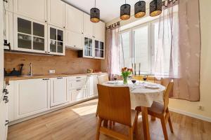 Luxury Apartment on Zlota Street