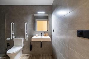 Tao Suite 1 next to the Aquarium