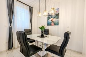 Modern Cityscape 2-Bedroom Terrace apartment