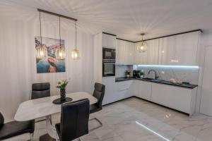 Modern Cityscape 2-Bedroom Terrace apartment