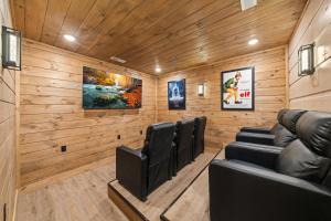 Cozy Cabin Sleeps 14 Near Dollywood with Indoor Pool, Hot Tub, Arcade and EV Parking Available