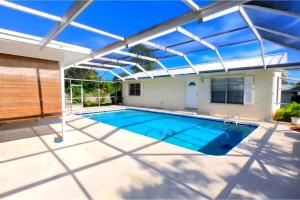 Remodeled Palm Haven Escape, Movie Room, Backyard