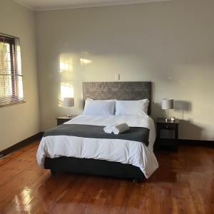 Luxury 4 Bedroom Home with 4 En-Suites, Free Parking and Fast WiFi, Sleeps up to 8