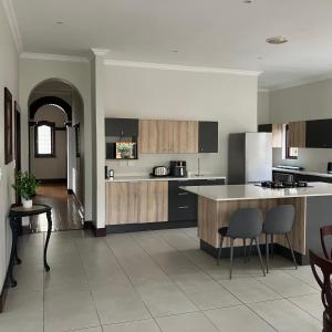 Luxury 4 Bedroom Home with 4 En-Suites, Free Parking and Fast WiFi, Sleeps up to 8