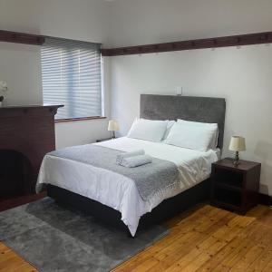 Luxury 4 Bedroom Home with 4 En-Suites, Free Parking and Fast WiFi, Sleeps up to 8