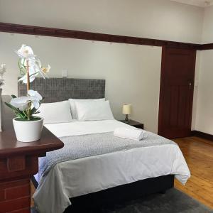 Luxury 4 Bedroom Home with 4 En-Suites, Free Parking and Fast WiFi, Sleeps up to 8