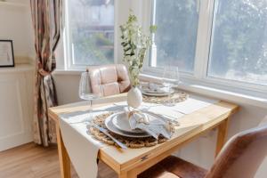 Lovely & Charming London House with Parking