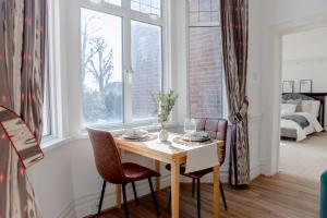 Lovely & Charming London House with Parking