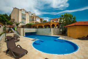 Apartments and Rooms Vitomir