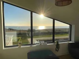 Ardmore's Modern Beach House - Sluggera Cross Roads