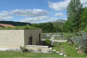 Maisons d'hotes Magnifique gite ecologique en pleine campagne avec piscine : photos des chambres