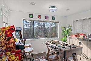 Resort Getaway - Golf, BMX trail, Hot Tub & Arcade!