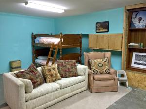 Snowline Cabin 51 - Executive style vacation home that sleeps 8