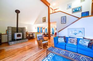 Snowline Cabin 51 - Executive style vacation home that sleeps 8