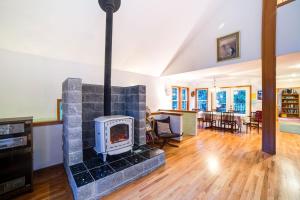 Snowline Cabin 51 - Executive style vacation home that sleeps 8