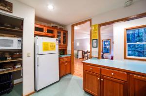 Snowline Cabin 51 - Executive style vacation home that sleeps 8