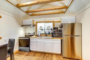 Tiny Home with Deck and Mtn Views in Lake Arrowhead!