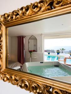 Maisons d'hotes LES SUITES LOVE 2 SPA VUE MER PISCINe : photos des chambres