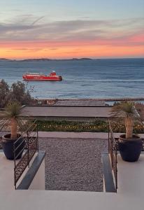Maisons d'hotes LES SUITES LOVE 3 SPA VUE MER PISCINe : photos des chambres