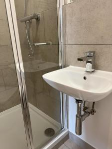 En-suite double room on riverside of Canada Water