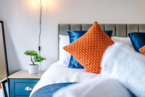 The Acacia Lodge - Stylish 3BR Wigan Retreat with Parking & Wi-Fi by Parydise Properties