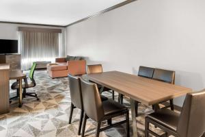 King Suite with Dining Table and Jetted Tub - Non-Smoking room in Big Country Hotel & Suites