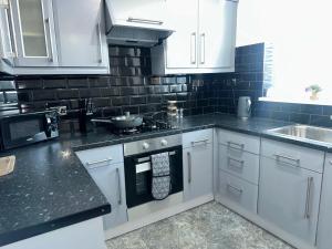 Central City Home-3 Bed Rooms- Parking-Netflix
