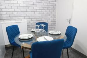 Central City Home-3 Bed Rooms- Parking-Netflix