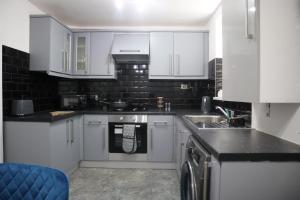 Central City Home-3 Bed Rooms- Parking-Netflix