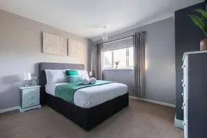 Clicketts - 3-Bedroom, Full Entire House, Sleeps 6 guests, Free wifi, Street Parking, Smart TV, Basildon, Essex London - ويكفورد