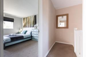 Clicketts - 3-Bedroom, Full Entire House, Sleeps 6 guests, Free wifi, Street Parking, Smart TV, Basildon, Essex London