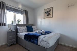Clicketts - 3-Bedroom, Full Entire House, Sleeps 6 guests, Free wifi, Street Parking, Smart TV, Basildon, Essex London