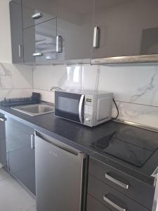 Flora apartment poolside view Green park