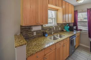 Cozy upper unit great for family visiting Zoo medica campus and downtown