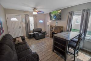 Cozy upper unit great for family visiting Zoo medica campus and downtown
