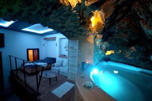 Appartements Spa Troglodyte avec Cour, a 20m des Plages, LoveRoom avec Jacuzzi --Le Ginkgo-- : photos des chambres